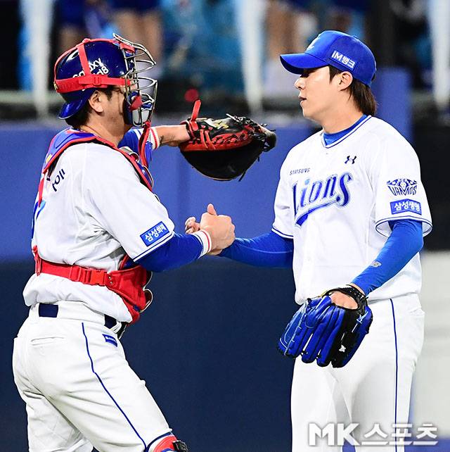 27일 오후 대구 삼성라이온즈파크에서 2026 신한 SOL KBO 포스트시즌(PS) KIA 타이거즈와 삼성 라이온즈의 플레이오프(PO·5전3선승제) 2차전이 열렸다. 이날 삼성이 8-3으로 승리하면서 시리즈를 1승1패로 원점으로 돌렸다. 삼성 원태인과 강민호가 승리를 마무리짓고 기뻐하고 있다. 사진(대구)=김영구 기자