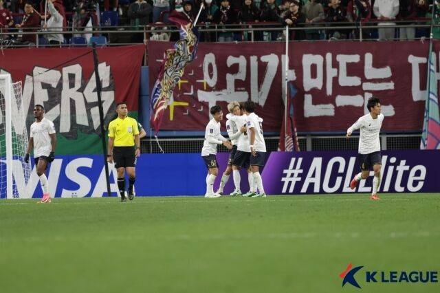 비셀 고베 선수들이 27일 대전월드컵경기장에서 열린 대전 하나시티즌과의 원정경기에서 득점 후 기뻐하고 있다./프로축구연맹 제공