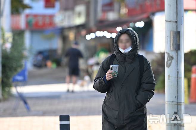 [전남광주=뉴시스] 이영주 기자 = 전남광주지역에 한파주의보가 내려진 28일 오전 전남광주 북구 오치동 인도에서 한 시민이 롱패딩을 입은 채 걸음을 재촉하고 있다. 2026.10.28. leeyj2578@newsis.com