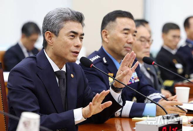 [서울=뉴시스] 고범준 기자 = 강신철 국방부 장관이 지난 26일 서울 여의도 국회에서 열린 국방위원회 국방부 등에 대한 종합 국정감사에서 의원 질의에 답변하고 있다. 2026.10.26. bjko@newsis.com
