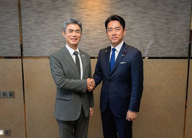 [서울=뉴시스]  28일 오후(현지시간) 강신철 국방부장관이 제13차 아세안 확대 국방장관회의(ADMM-Plus) 참가를 계기로 고이즈미 신지로 일본 방위대신을 만나 기념촬영을 하고 있다. (사진=국방부 제공) 2026.10.28. photo@newsis.com *재판매 및 DB 금지