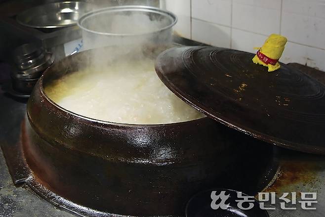 가마솥에서 소뼈를 우려내 깊고 진한 맛을 자랑하는 설렁탕 육수.