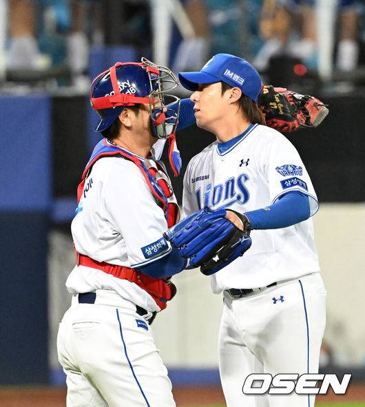 [OSEN=대구, 이대선 기자] 삼성은 27일 대구 삼성라이온즈파크에서 열린 KIA와의 2026 신한 SOL KBO 플레이오프 2차전에서 8-3으로 승리했다.1차전에서 1-5로 패했던 삼성은 시리즈 전적 1승 1패로 균형을 맞췄다.경기 종료 후 삼성 강민호, 원태인이 승리의 기쁨을 나누고 있다. 2026.10.27 /sunday@osen.co.kr