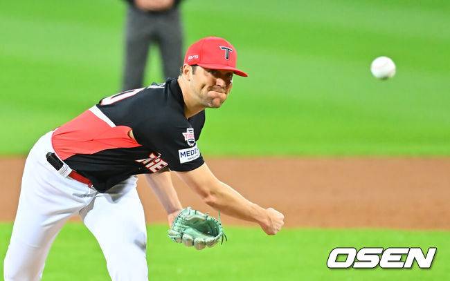 [OSEN=대구, 이석우 기자] 26일 대구삼성라이온즈파크에서 2026 신한 SOL KBO 플레이오프 1차전 삼성 라이온즈와 KIA 타이거즈의 경기가 열렸다. 비로 하루 미뤄진 가을야구, 선발 맞대결에는 변화가 없다. 삼성은 크리스 페덱, KIA는 제임스 네일이 나섰다.KIA 타이거즈 선발투수 네일이 역투하고 있다. 2026.10.26 / foto0307@osen.co.kr