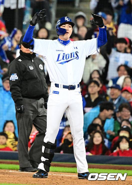 [OSEN=대구, 지형준 기자] 27일 대구삼성라이온즈파크에서 2026 신한 SOL KBO 플레이오프 2차전 삼성 라이온즈와 KIA 타이거즈의 경기가 열렸다.삼성은 아리엘 후라도, KIA는 애덤 올러가 선발로 나섰다.3회말 2사 2루에서 삼성 구자욱이 역전 1타점 우중간 적시타를 날리며 기뻐하고 있다. 2026.10.27 / jpnews@osen.co.kr