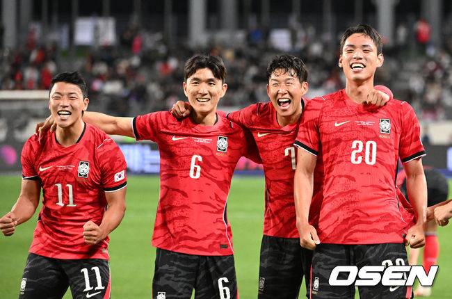 [OSEN=용인, 이대선 기자] 한국축구에 역사적인 날이다. 손흥민(34, LAFC)이 전설 차범근의 A매치 최다골 기록을 넘었다.&nbsp;로베르트 모레노 감독이 이끄는 대한민국 축구대표팀은 6일 오후 8시 용인미르스타디움에서 개최되는 친선전에서 우즈베키스탄을 상대로 손흥민의 선제골과 오세훈의 추가골이 터져 2-0 완승을 거뒀다.&nbsp;후반 대한민국 오세훈이 팀의 두 번째 골을 성공시키고 환호하고 있다. 2026.10.06 /sunday@osen.co.kr