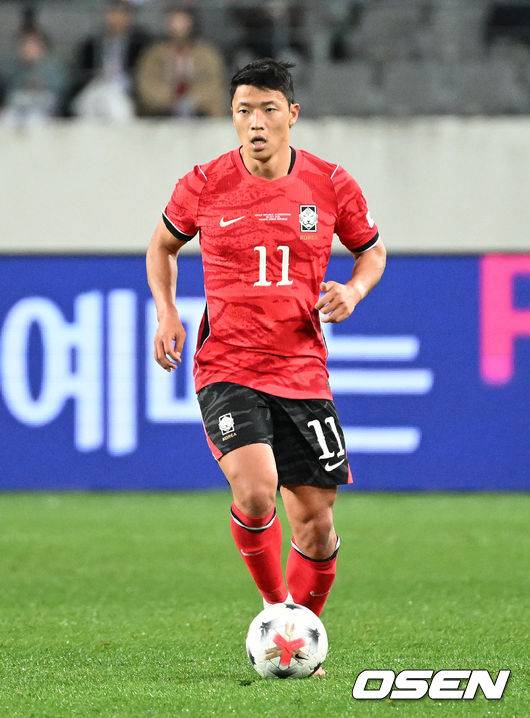 [OSEN=용인, 이대선 기자] 한국축구에 역사적인 날이다. 손흥민(34, LAFC)이 전설 차범근의 A매치 최다골 기록을 넘었다.&nbsp;로베르트 모레노 감독이 이끄는 대한민국 축구대표팀은 6일 오후 8시 용인미르스타디움에서 개최되는 친선전에서 우즈베키스탄을 상대로 손흥민의 선제골과 오세훈의 추가골이 터져 2-0 완승을 거뒀다.&nbsp;후반 대한민국 황희찬이 드리블 돌파를 하고 있다. 2026.10.06 /sunday@osen.co.kr