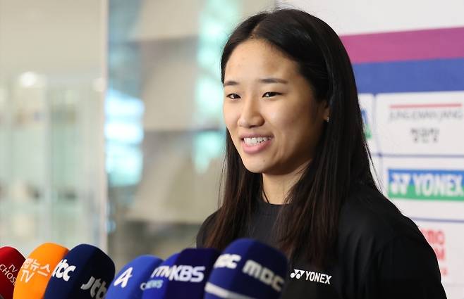 세계배드민턴연맹(BWF) 월드투어 덴마크오픈과 프랑스오픈을 제패하고 27일 귀국한 안세영이 인천국제공항에서 올 시즌 이룬 성과에 대한 소감을 말하고 있다. 연합뉴스