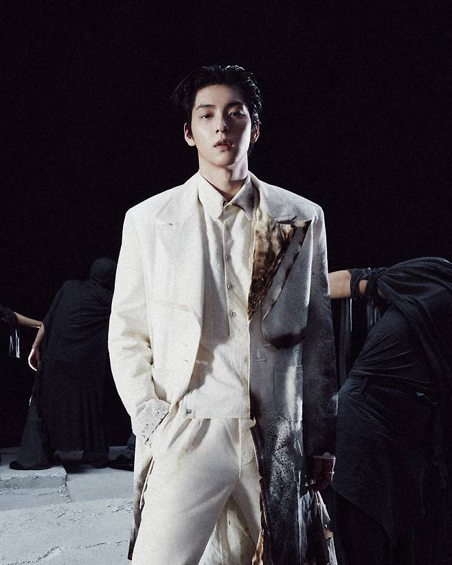 The group Tomorrow X Together (Soobin, Yeonjun, Beomgyu, Taehyun, and Hueningkai) unveiled the second set of concept photos for their 9th mini album, PERFECT STORM, via their official social media on the 28th. The newly released EYE OF THE STORM version captures the five members maintaining their composure amidst a chaotic situation.The most striking feature of the photo is the contrast between the static members and the dynamic figures around them. While people dressed in black move like a rough wind, Tomorrow X Together stands at the center of the storm, gazing straight ahead.The members clothing bears traces that appear to be blackened by soot. Although they look as if they have passed through a fierce wind, their expressions remain calm. This visually conveys the message that they will stick to their own path rather than being swept away by the surrounding commotion.The atmosphere is distinctly different from the previously released RIDE THE STORM version. While the first concept expressed surrendering to the storm and embracing change, this time the focus is on the stillness encountered in the very center of it. In particular, the constantly moving figures in black symbolize emotions intertwined with anxiety, anticipation, and change. The sight of the five members standing firm amidst this hints at the story of youth that the new album will capture.In this new release, Tomorrow X Together deals with the emotions of youth in a more realistic way. The story of Generation Z, who have moved past the fantasies and wanderings of their teenage years to face the weight of life, runs throughout the entire album.The six tracks capture the pain felt in repetitive daily life, the yearning for change, and the determination to move forward even amidst anxiety. A distinctive feature is the use of the image of a storm to express the complex emotions of youth.The title track, Angel Bite, speaks of love within this flow. It is a song that expresses the desire to be with a precious person despite the fact that this is not always a beautiful time, foreshadowing Tomorrow X Togethers signature emotional love song.Reactions from global fans regarding the comeback are also continuing. PERFECT STORM has surpassed 300,000 pre-saves on Spotify and topped the Top 10 Countdown for three consecutive days from the 26th to the 28th.Meanwhile, Tomorrow X Together will unveil their third concept photo, HOLDING THE STORM, on the 30th. They will continue their comeback preparations by releasing the PERFECT STORM IN MOTION video on the 31st and an album preview on November 5th. Their 9th mini album, PERFECT STORM, will be released on November 16 at 6 p.m.