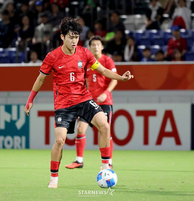 축구대표팀 이기혁이 지난 9월 22일 파로마 미즈호 럭비 스타디움에서 열리는 2026 아이치·나고야 아시안게임 축구 D조 한국과 사우디아라비아 경기 전반 수비를 따돌리며 볼줄곳을 찾고 있다. /사진=강영조 cameratalks@