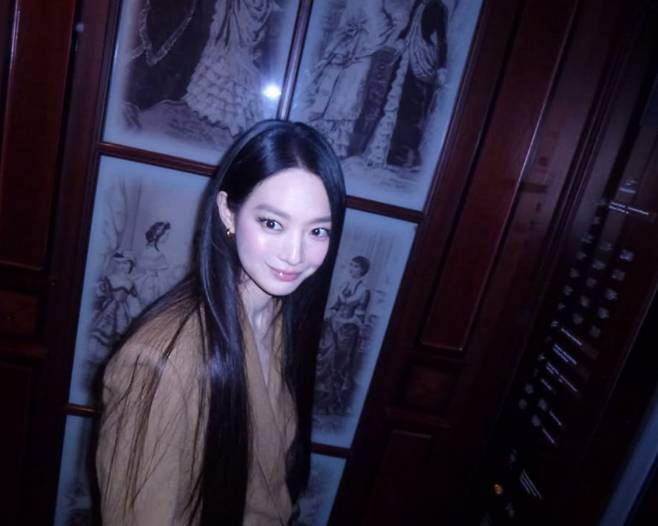 Actress Shin Min-ah showed off a surprising charm with a unique makeup look.On the 27th, Shin Min-ah posted several photos on her personal account without any accompanying caption.The photos captured Shin Min-ah getting her makeup and hair styled.Shin Min-ah, who has always been loved for her lovely and innocent image, created a different atmosphere with smoky makeup that emphasized thick eyeliner and voluminous eyelashes.In particular, Shin Min-ahs beauty, which perfectly pulls off everything from innocence to an intense vibe—just as Kim Woo-bin mentioned that she often compliments her by saying youre pretty—elicits admiration.Previously, Shin Min-ah appeared in a pre-release video for tvNs You Quiz on the Block and spoke about her newlywed life with Kim Woo-bin.When Yoo Jae-suk asked, Is there something you often say to each other? Shin Min-ah replied, Im too shy to say it, but then smiled shyly and said, Youre pretty.She drew attention by conveying Kim Woo-bins unchanging affection, saying, Even when I gain too much weight or am not in good condition, he tells me I look the prettiest he has ever seen me.Meanwhile, Shin Min-ah married actor Kim Woo-bin last December after a 10-year public relationship.Photo = Shin Min-ahs account, tvN