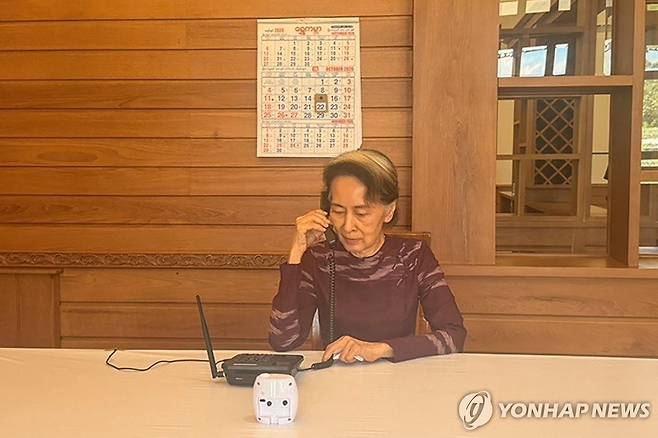 미얀마 정권, 수치 고문과 아들 5년여만 첫 통화 허용 가택연금 상태인 아웅산 수치(81) 미얀마 국가고문이 지난 22일(현지시간) 수도 네피도의 가택연금 장소에서 영국에 사는 아들 킴 에어리스와 5년여 만에 통화하고 있다.