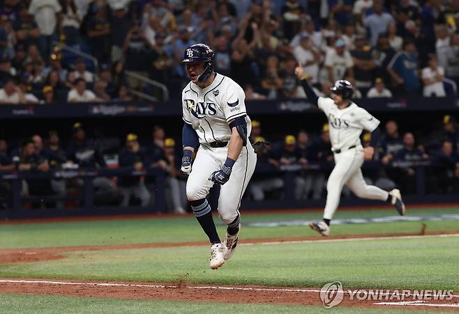 끝내기 안타 친 윌리엄스(앞)과 홈으로 들어오는 주자  [AFP/게티이미지=연합뉴스. 재판매 및 DB 금지]