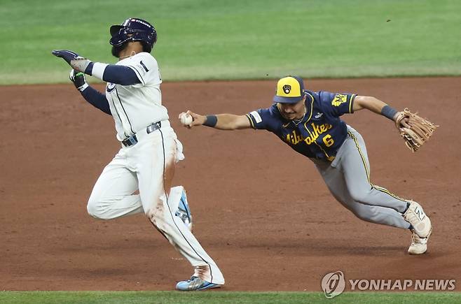 태크 피해 3루로 뛰는 탬파베이 카미네로  [UPI=연합뉴스. 재판매 및 DB 금지]