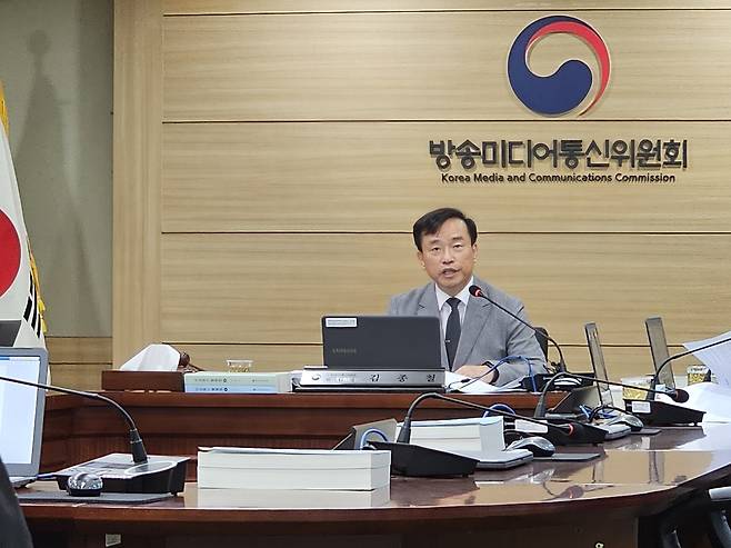 방미통위 제46차 회의 주재하는 김종철 위원장 [촬영 유현민]