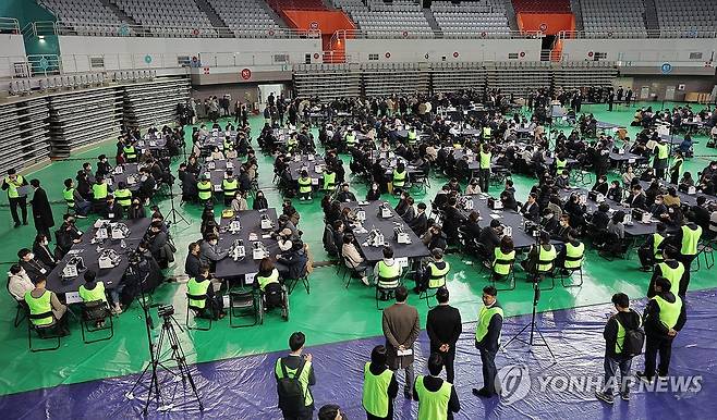 선관위특검, 투표용지 공개검증 실시 (서울=연합뉴스) 류영석 기자 = 28일 서울 송파구 올림픽공원 핸드볼경기장에서 이태한 선거관리위원회 특별검사팀 관계자, 사무원, 참관단이  6·3 지방선거 투표용지 공개검증을 준비하고 있다. 2026.10.28 ondol@yna.co.kr