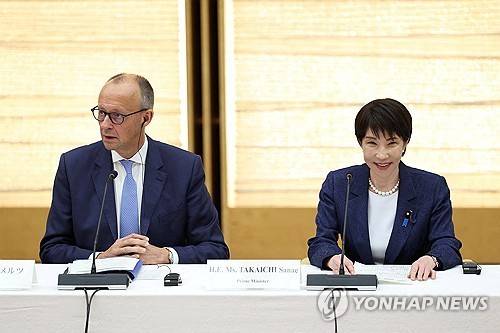 28일 도쿄에서 정상회담하는 메르츠 독일 총리(왼쪽)와 다카이치 일본 총리 [로이터=연합뉴스]