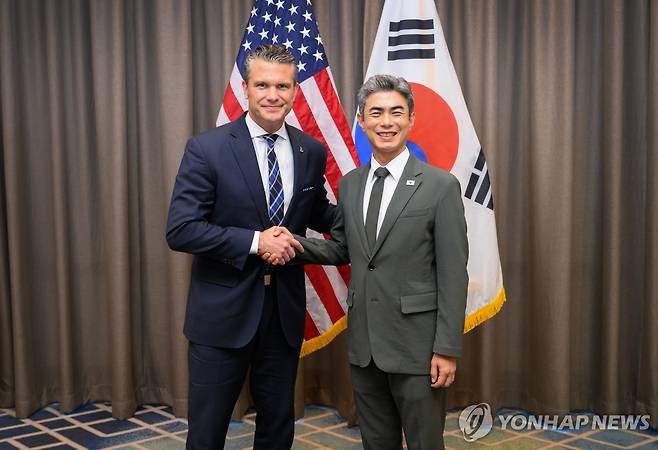 강신철 국방부 장관, 미 전쟁부 장관과 국방장관회의 (서울=연합뉴스) 강신철 국방부 장관이 28일 필리핀 세부에서 열린 제13차 아세안 확대 국방장관회의를 계기로 피트 헤그세스 미 전쟁부 장관과 면담을 갖고 기념 촬영하고 있다. 2026.10.28 [국방부 제공. 재판매 및 DB 금지] photo@yna.co.kr