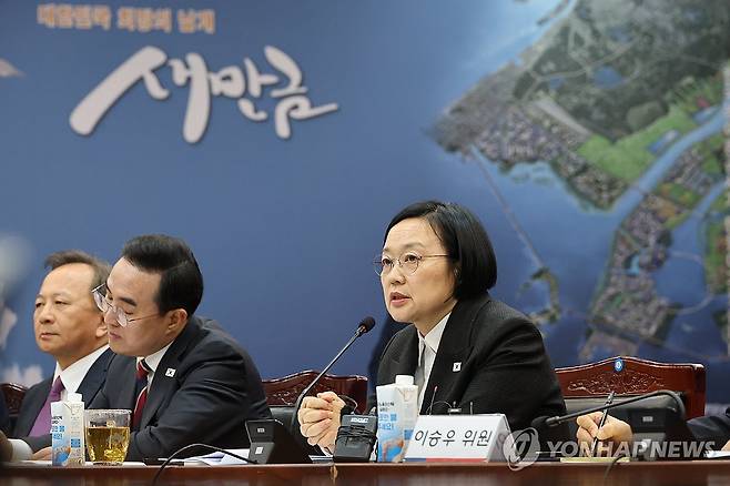 새만금위원회의 주재하는 한성숙 총리 (김제=연합뉴스) 김주성 기자 = 한성숙 국무총리가 28일 전북 김제시 새만금33센터에서 열린 제35차 새만금위원회의를 주재하고 있다. 2026.10.28 utzza@yna.co.kr