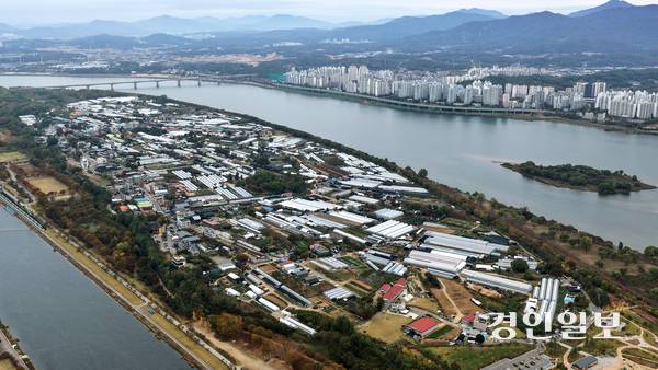 정부가 서울 경계 5㎞이내 수도권 우수 입지에 총 7만6천700가구 규모의 신규 공공택지를 추가 공급하기로 하고, 김포·구리·하남·의정부·고양 등 5개 시 총 6개 지구를 신규공공주택 지구 후보지로 지정했다. 사진은 29일 1만2천가구가 들어서는 하남시 미사동 모습. 2026.10.29 /최은성기자 ces7198@kyeongin.com