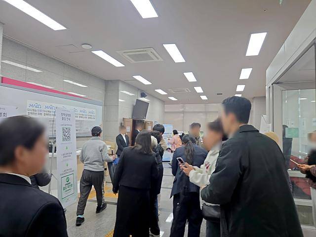 29일 서울 마포구청에서 열린 도심 공공주택 복합사업 주민설명회에 참석하기 위해 주민들이 설명회장 앞에 모여 있다. [사진=장선아 기자]