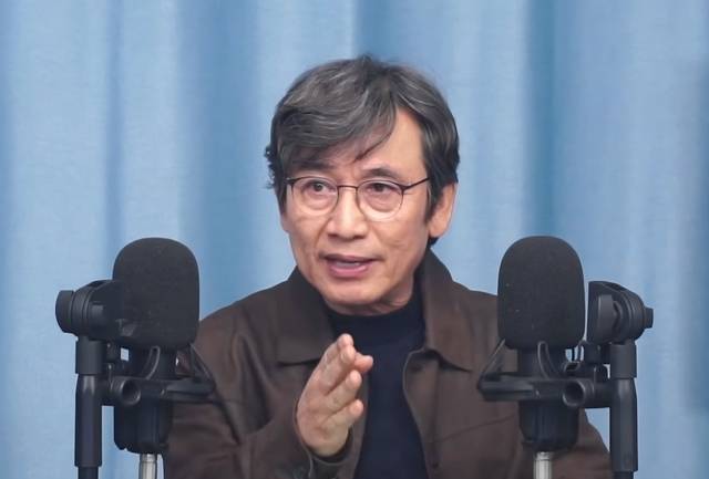 유시민 작가가 28일 유튜브 '박시영TV'에 나와 대통령 지지율에 대해 발언하고 있다. [유튜브 캡쳐]