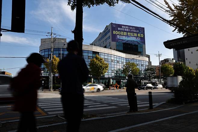 2026년 10월15일 전남광주통합특별시 광산구 광산구청 바깥벽에 호남권 반도체 메가클러스터 입지를 환영하는 펼침막이 걸려 있다. 전남광주=이종근 기자 root2@hani.co.kr