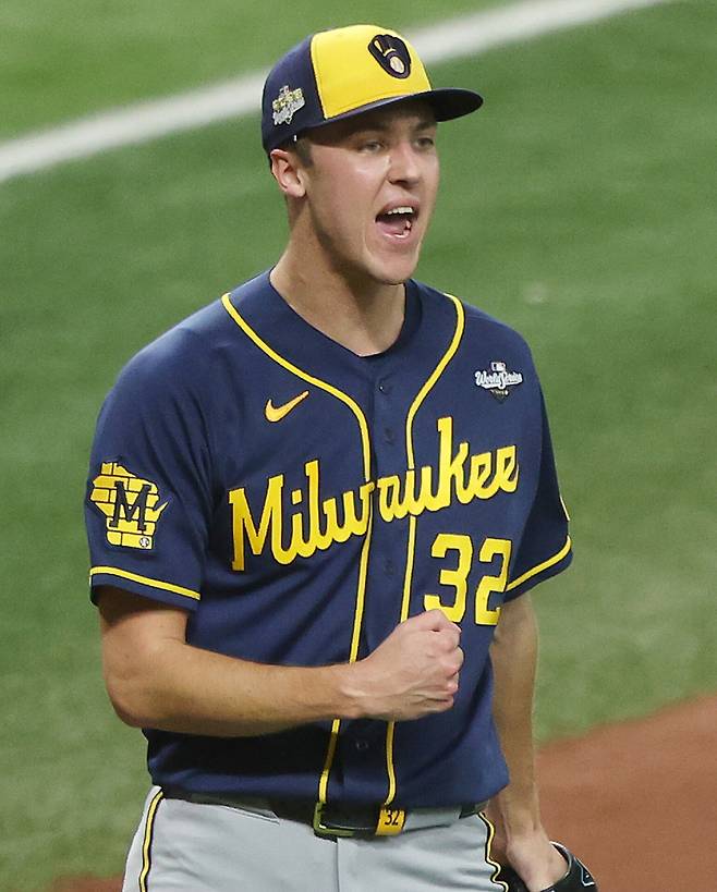 <YONHAP PHOTO-4530> Milwaukee Brewers starting pitcher Jacob Misiorowski (32) celebrates the last out against the Tampa Bay Rays in the fourth inning during game five of the 2026 MLB World Series at Tropicana Field in St Petersburg, Florida, on Wednesday, October 28, 2026. Photo by Aaron Josefczyk/UPI/2026-10-29 11:24:21/<저작권자 ⓒ 1980~2026 ㈜연합뉴스. 무단 전재 재배포 금지, AI 학습 및 활용 금지>