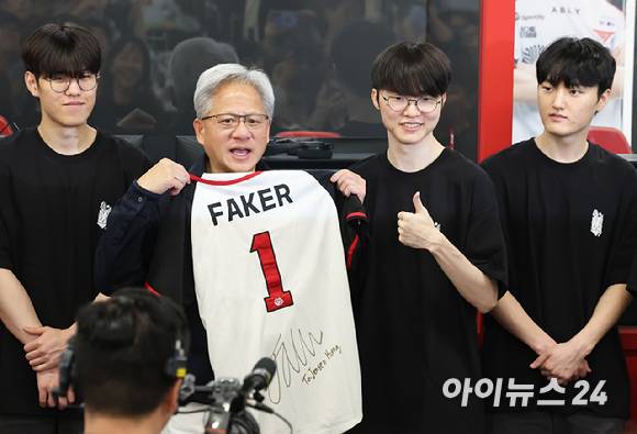 젠슨 황 엔비디아 최고경영자(CEO)가 지난 6월 5일 방한 당시 서울 마포구 'T1 베이스 캠프'를 방문해 페이커를 비롯한 이스포츠 구단 T1 리그 오브 레전드(LoL) 선수단과 만나 사진을 촬영하고 있다. [사진=곽영래 기자]