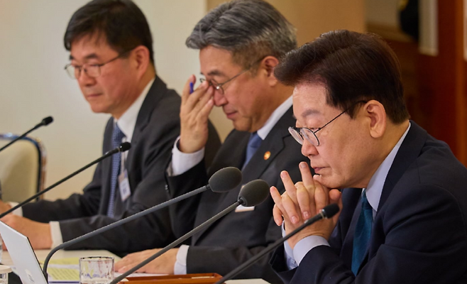 이재명 대통령이 지난 28일 열린 국민생명안전위원회 제2차 전체회의에서 참석자들의 발언을 듣고 있다. (청와대)