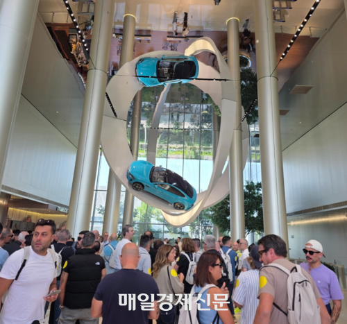 베이징의 샤오미 전기차 공장에 견학하러 온 이탈리아 단체 모습  [이한나 기자]