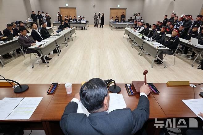 [수원=뉴시스] 김종택 기자 = 29일 경기도 수원시 영통구 경기지방노동위원회에서 경기도 버스 노사 최종 조정회의가 열리고 있다.노조는 이날 조정회의가 결렬되면 30일 첫차부터 전면 파업에 돌입한다. 2026.10.29. jtk@newsis.com