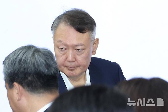 [서울=뉴시스] 사진공동취재단 = 특검이 12·3 비상계엄 관련 내란 우두머리 혐의로 기소된 윤석열 전 대통령의 항소심에서도 사형을 구형했다. 사진은 윤 전 대통령이 지난해 9월 26일 서울 서초구 서울중앙지법에서 열린 특수공무집행방해 혐의 재판에 출석하는 모습. 2026.10.29. photo@newsis.com