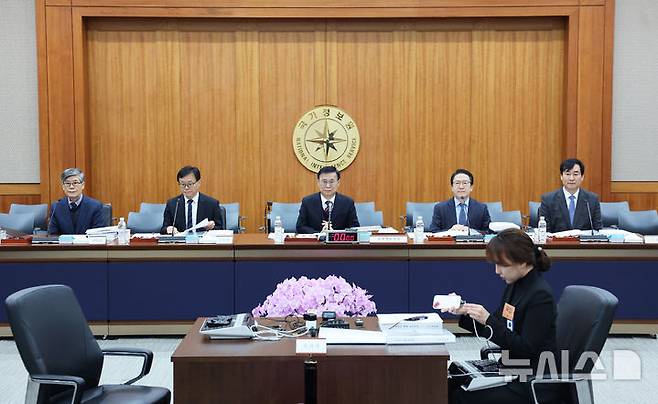 [서울=뉴시스] 국회사진기자단 = 국가정보원 김희수 기획조정실장(왼쪽부터), 이동수 제1차장, 이종석 원장, 김호홍 제2차장, 김창섭 제3차장이 29일 서울 국가정보원 청사에서 열린 국회 정보위원회 국가정보원에 대한 국정감사에 출석해 있다. 2026.10.29. photo@newsis.com