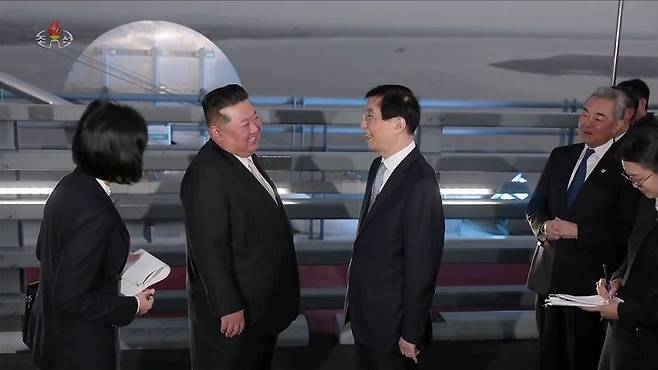 [서울=뉴시스] 김정은 북한 국무위원장이 24일(현지 시간) 중국 랴오닝성 단둥 방문을 마친 뒤 신압록강대교에서 서열 4위 왕후닝 전국인민정치협상회의(정협) 주석의 배웅을 받고 있다. 북한 조선중앙TV는 김정은 북한 국무위원장이 24일(현지 시간) 신압록강대교를 통해 중국 랴오닝성 단둥을 방문 했다고 25일 보도했다. (사진=조선중앙TV 캡처) 2026.10.25. photo@newsis.com *재판매 및 DB 금지