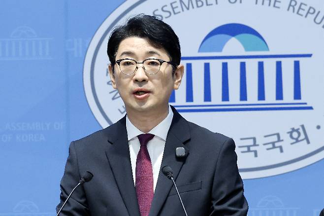 국민의힘 주진우 의원이 29일 국회 소통관에서 기자회견을 열고 이재명 대통령의 2025년 8월 여름휴가 당시 헬기 이용 및 골프 의혹을 제기하고 있다. 연합뉴스