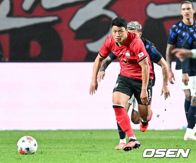 [OSEN= 서울월드컵경기장, 이대선 기자] 로베르토 모레노 감독이 이끄는 한국 축구대표팀이 28일 서울월드컵경기장에서 우루과이와 A매치 경기를 가졌다.한국은 지난 24일 오현규, 손흥민, 이동경의 연속골이 터져 에콰도르를 3-0으로 제압했다. 모레노 감독은 한국대표팀 데뷔전에서 승리를 신고했다. 전반 한국 황희찬이 드리블 돌파를 하고 있다. 2026.09.28 / sunday@osen.co.kr