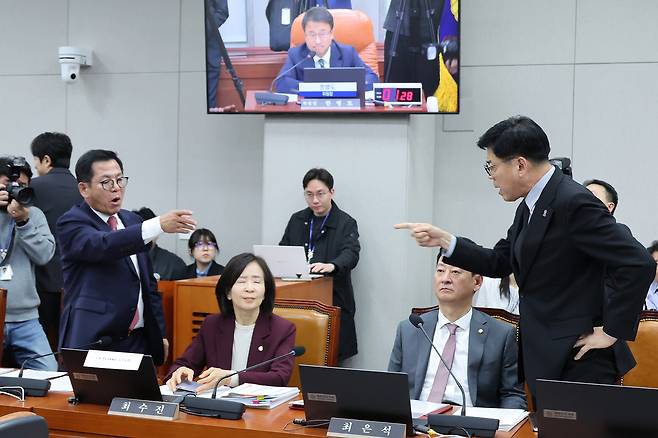 이상휘 국민의힘 의원과 김준형 조국혁신당 의원이 29일 서울 여의도 국회에서 열린 국회운영위원회의 대통령 비서실 등에 대한 국정감사에서 언쟁을 벌이고 있다. 뉴스1