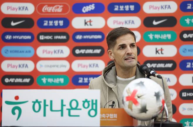 로베르트 모레노 한국 축구대표팀 임시 감독이 29일 천안 코리아풋볼파크에서 열린 11월 A매치 소집 명단 발표 기자회견에서 발언하고 있다. 천안 | 연합뉴스