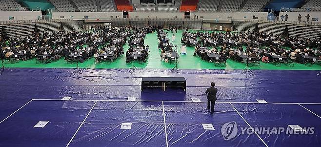 바닥에 붙은 송파구 선출 공직자 직함 (서울=연합뉴스) 류영석 기자 = 28일 선관위 특검의 6·3 지방선거 투표용지 공개검증이 열리는 서울 송파구 올림픽공원 핸드볼경기장 바닥에 서울시장, 송파구청장 등 송파구 선출직 공직자 직함이 붙어 있다. 2026.10.28 ondol@yna.co.kr