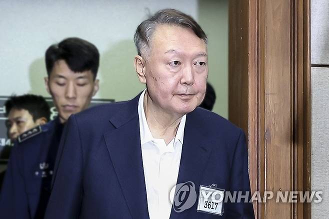 법정 들어서는 윤석열 전 대통령 [사진공동취재단·연합뉴스 자료사진. 재판매 및 DB 금지]