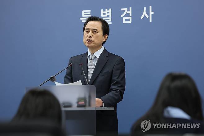 내란특검 최종 수사 결과 발표하는 조은석 특별검사 (서울=연합뉴스) 김성민 기자 = 조은석 특별검사가 15일 서울 서초구 서울고검 기자실에서 12·3 비상계엄 사태 관련 내란·외환 사건 최종 수사 결과를 발표하고 있다. 2025.12.15 ksm7976@yna.co.kr