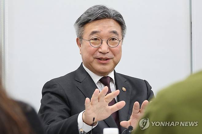 기자간담회 하는 윤호중 행안부 장관 (세종=연합뉴스) 김주성 기자 = 윤호중 행정안전부 장관이 29일 세종시 정부세종청사에서 열린 기자간담회에서 중대범죄수사청 등 현안 관련 질문에 답하고 있다. 2026.10.29 utzza@yna.co.kr