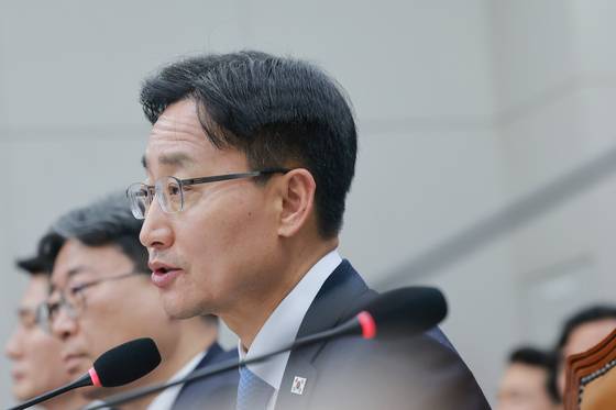 국정감사에서 답변하는 임광현 대통령비서실장   (사진=연합뉴스)