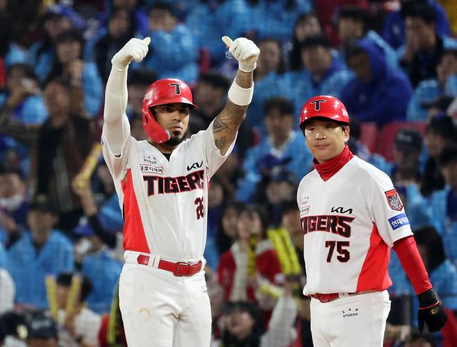 KIA 카스트로가 30일 광주-기아 챔피언스 필드에서 열린 2026 KBO 포스트시즌 플레이오프 4차전 삼성과 경기에서 7회말 적시타 날린 후 세리머니 하고 있다. 사진 | 광주=연합뉴스