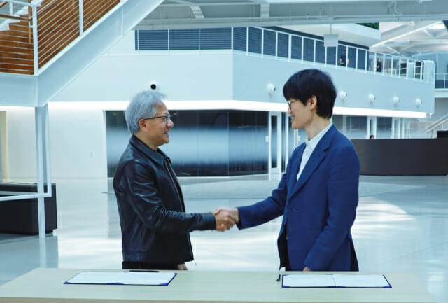 네이버 이해진 의장(오른쪽), 젠슨황 엔비디아 CEO가 손을 잡고 악수를 하고 있다. (사진=네이버)