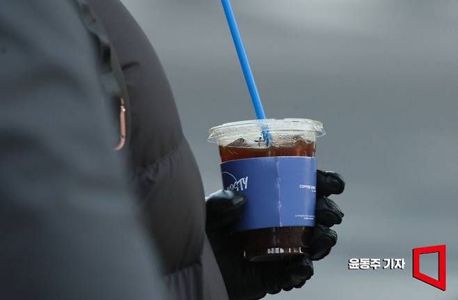 아이스 아메리카노를 들고 있는 시민 모습. 아시아경제 윤동주 기자