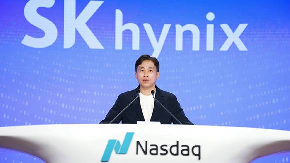 곽노정 SK하이닉스 대표이사가 7월10일(현지시간) 나스닥 마켓사이트에서 열린 미국주식예탁증서 상장 기념 오프닝 벨 행사를 하고 있다. [사진=SK하이닉스]