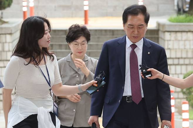 ▲김건희 여사에게 260만원대 로저비비에 가방을 선물한 혐의로 기소된 국민의힘 김기현 의원 부부가 지난 7월 13일 속행공판에 출석하기 위해 서울 서초구 서울중앙지법으로 들어서고 있다. [연합뉴스]&nbsp;