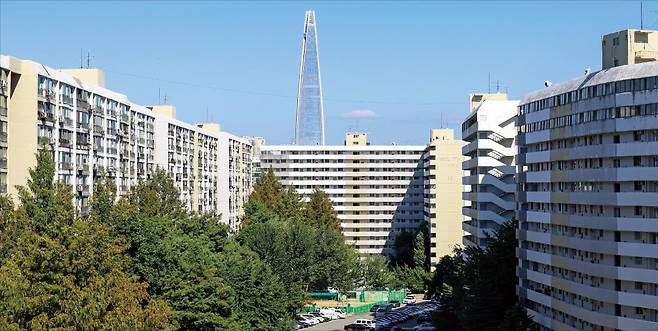 < 이주 앞둔 은마아파트 > 올해 하반기부터 내년 상반기까지 강남에서만 9724가구가 이주하는 등 서울 전역에서 재건축·재개발 이주 물량이 약 3만 가구에 달할 전망이다. 연내 관리처분 총회를 거쳐 내년 상반기 이주가 예정된 강남구 대치동 은마아파트(4424가구).  임형택 기자